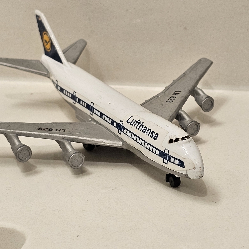 Lufthansa Model Airplane + Ladder Truck